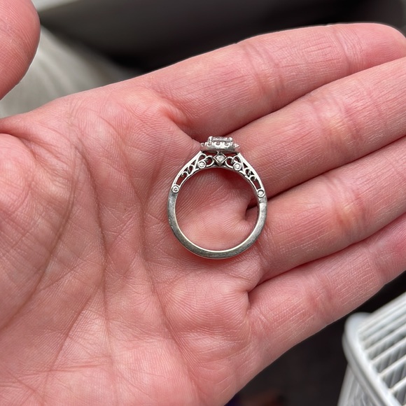 Beautiful 0.5 Carat Diamond engagement ring and 14 carat White gold used - Picture 5 of 7